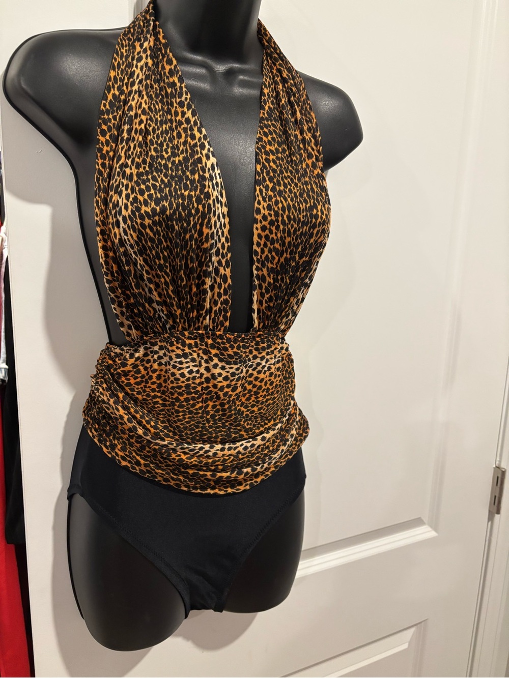 Vintage open back swimsuit
 
Size 10

80% nylon 20% Lycra